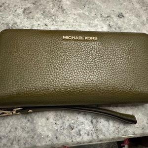 Like NEW Olive Michael Kors Large Continental Wallet